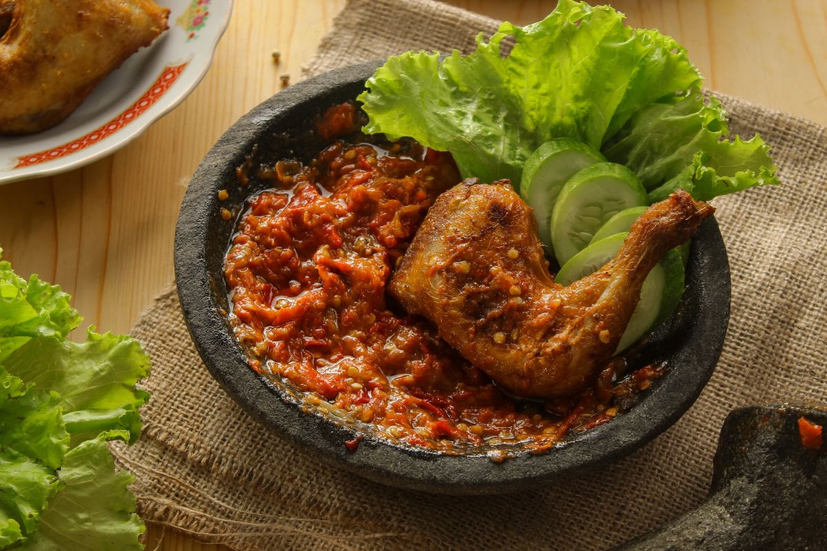 Ayam Penyet Mantap Gila, Favorit Anak Muda Zaman Now