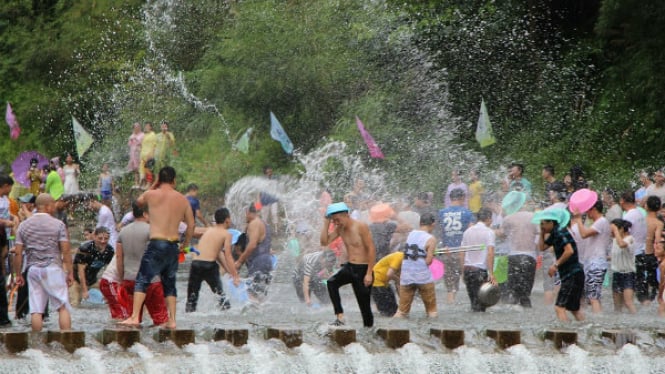 Meriah dan Penuh Warna: Begini Suasana Songkran di Kamboja!